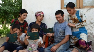 Andijonda besh farzandini uyda tuqqan onaning 4 ta bolasiga «metrka» berildi. Ularning kattasi 15 yoshda