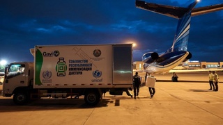 Азербайджан передал Узбекистану 50 тысяч доз вакцин по линии COVAX