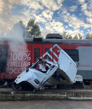 Нижний Новгородда электр поезди юк машинасини уриб юборди, ҳайдовчи ҳалок бўлди