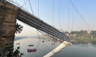 Ҳиндистонда кўприк қулаши оқибатида қурбон бўлганлар 140 нафарга етди