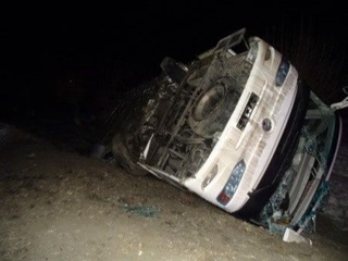 20 нафар йўловчиси бўлган автобус Оқдарё тумани ҳудудида ағдарилиб кетган