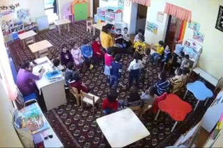Xorazmdagi bogʻchalardan birida bolalarni urib dars oʻtgan tarbiyachilar ishdan boʻshatildi