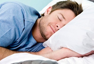 Ko'p uxlash ozishga yordam beradi — olimlar