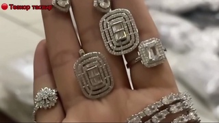 Ўзбекистонга кириб келаётган автобус ғилдираклари орасидан 1,8 млрд сўмлик заргарлик буюмлари топилди