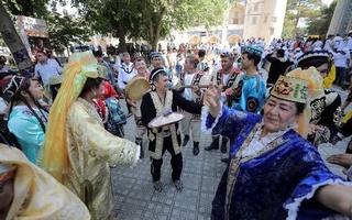 В Бухаре стартовал первый международный фестиваль золотошвейного и ювелирного дела
