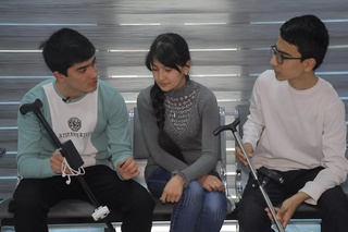 Surxondaryolik yosh innovatorlar koʻzi ojizlar uchun “aqlli hassa” yaratdi