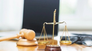 Termiz shahrining sobiq hokimi va 17 nafar kishiga oid jinoyat ishi sudda koʻrilmoqda