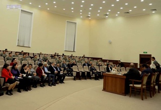 Qay yoʻsin aylay qiyos men bul shirin doʻstlik soʻzin...