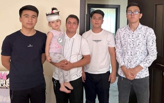 Кўп қаватли уйнинг деразасидан тушиб кетган қизалоқ қутқариб қолинди