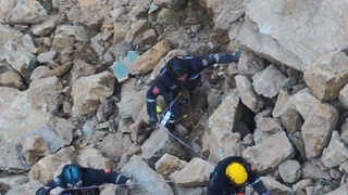 Қозоғистонда кон яқинидаги ўрага тушиб кетган автобус топилди