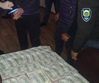 Tadbirkorning 12 000 AQSH dollarini qoʻlga kiritmoqchi boʻlgan katta mutaxassis ushlandi