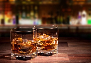 Спиртли ичимликлар Альцгеймер касаллигининг ривожланишини тезлаштиради – олимлар