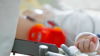 "Uksus" ichirilgan chaqaloqning yaqinlari shifokorlardan nega norozi?