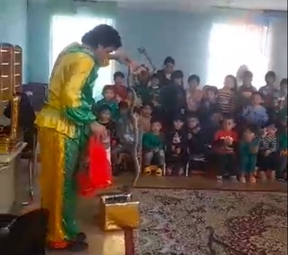 Bogʻchalarning birida bolalarga zaharli ilon bilan tomosha koʻrsatildi