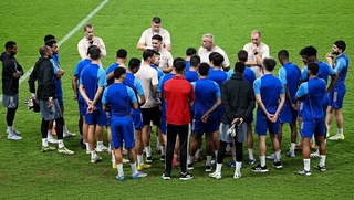 Біріккен Араб Әмірліктері құрамасынан Өзбекстанға қарсы ойыннан кейін екі ойыншы шығарылып, айыппұл салынды