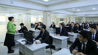 Sud xodimlari Konstitutsiya bayramiga bag'ishlab diktant yozishdi