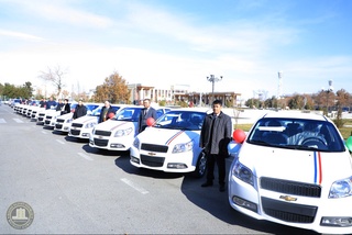 Бухорода халқ таълими бўлимлари раҳбарларига хизмат автомашиналари топширилди