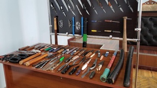 Совуқ қурол сифатида фойдаланилиши мумкин бўлган ашёларни ғилофсиз олиб юрганлик учун жавобгарлик белгиланди