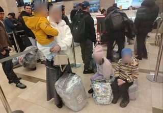 Женщина с тремя детьми, оказавшаяся в трудной жизненной ситуации в Хакасии, возвращена в Узбекистан