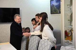 Президент оилавий болалар уйида бўлди ва пойтахт фаоллари билан йиғилиш ўтказди