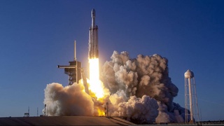 SpaceX уч йил ичида биринчи марта Falcon Heavy ракетасини коинотга учирди