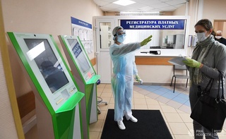 Шифокор COVID-19 ҳақидаги машҳур ёлғонларни фош қилди