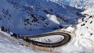 “Қамчиқ” довонида ҳандаққа тушиб кетган автомобиль олиб чиқилди