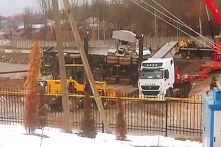 Parkentdagi qurilishda avtokran qulab tushdi. Mashinist vafot etdi