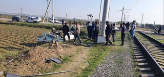 В Наманганской области автомобиль «Damas» столкнулся с грузовым поездом: один человек погиб