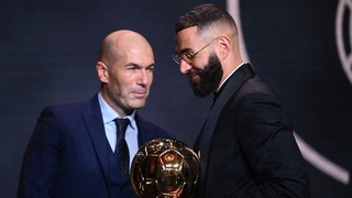 Карим Бензема получил «Золотой мяч» из рук Зинедина Зидана