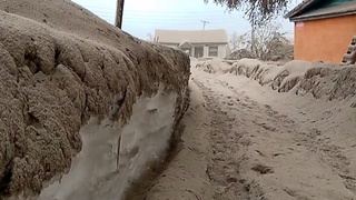 Камчаткадаги қишлоқлардан 1,5 минг кубометрга яқин вулқон кули олиб чиқилди