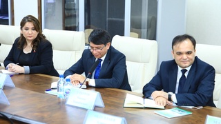 ЎзМУ ва ИИВ академияси ўртасида меморандум имзоланди