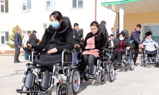 Qashqadaryoda nogironligi bor insonlarga elektr yuritmali aravachalar berilyapti