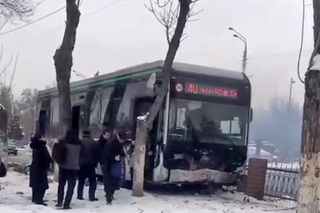 Электробус ҳайдовчиси бошқарувни йўқотиб, йўл четини ажратиб турувчи панжарага бориб урилди