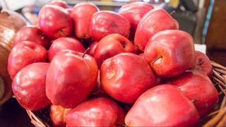 Нутрициолог олманинг кексалар учун энг фойдали жиҳатини айтиб ўтди