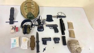 Тўппонча ва ҳарбий анжомларни мамлакатга олиб кирмоқчи бўлган шахс ушланди