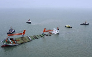 Germaniyadagi bandargohda ikkita kema to'qnashib ketdi, oqibatda yonilg'i sizib chiqdi