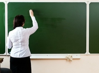 Мактаб директори қўл кўтарган қиз ҳушидан кетгани айтилмоқда