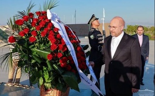 Раиси Маҷлиси Шӯрои Исломии Ҷумҳурии Исломӣ ба пояи муҷассамаи Истиқлол гул гузошт