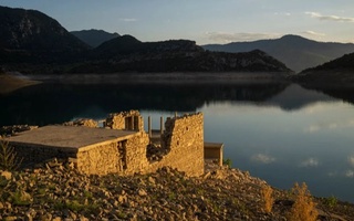 Gretsiyada qurg'oqchilik tufayli cho'kib ketgan qishloq xarobalari suv yuzasiga chiqib qoldi