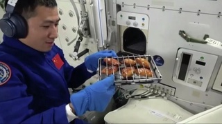 Xitoylik kosmonavtlar birinchi marta orbitada barbekyu pishirishdi