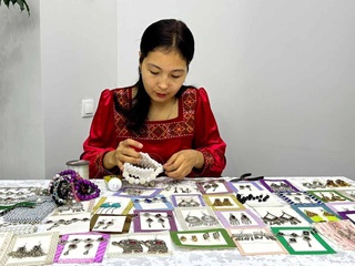 Қолы гүл зергер қыз