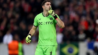 Эмилиано Мартинес помог «Астон Вилле» одолеть «Лилль» в серии пенальти