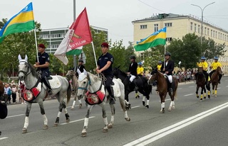 Нөкисте атлылар парады өткерилди