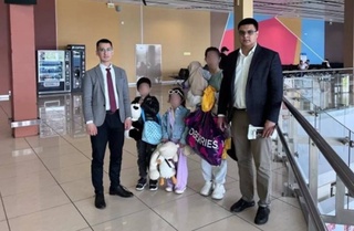 Зане бо се фарзандаш, ки дар Русия қурбонии зӯроварии хонаводагӣ гардида буд, ба Ӯзбекистон баргардонда шуд