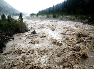 “Ўзгидромет“ халықты сел келиў қәўпинен ескетти