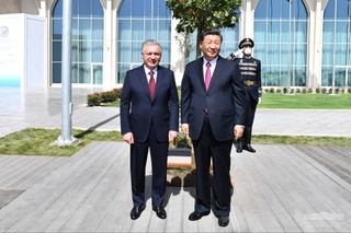 The leaders of the two countries plant a tree as a symbol of friendship between people