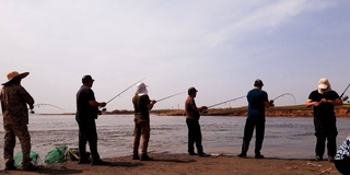 Французская съемочная группа снимает документальный фильм о рыбалке в Узбекистане