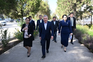 Президент дар ноҳияи Қаршӣ ба мактаб ташриф овард