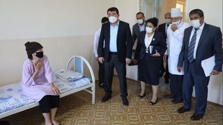 Тўра Боболов беморлар ҳолидан хабар олди